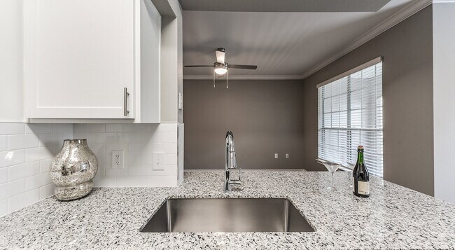 Building Photo - 938 Kingwood Drive Unit 624