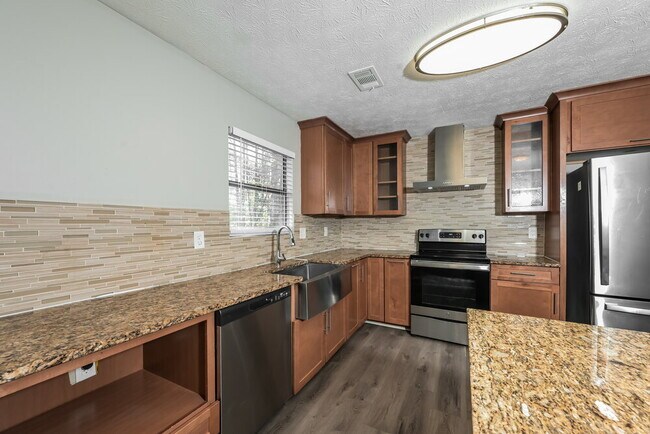 Building Photo - 4578 Old Lake Dr