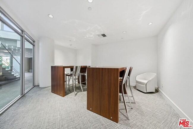 Building Photo - 13700 Marina Pointe Dr