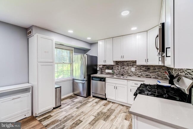 Building Photo - 6012 Westchester Park Dr