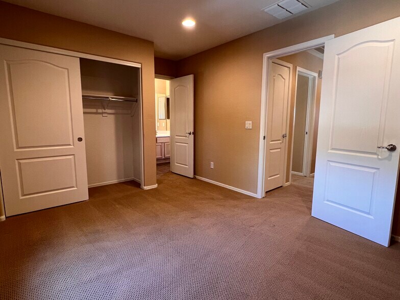 Building Photo - 6631 S Classic Way