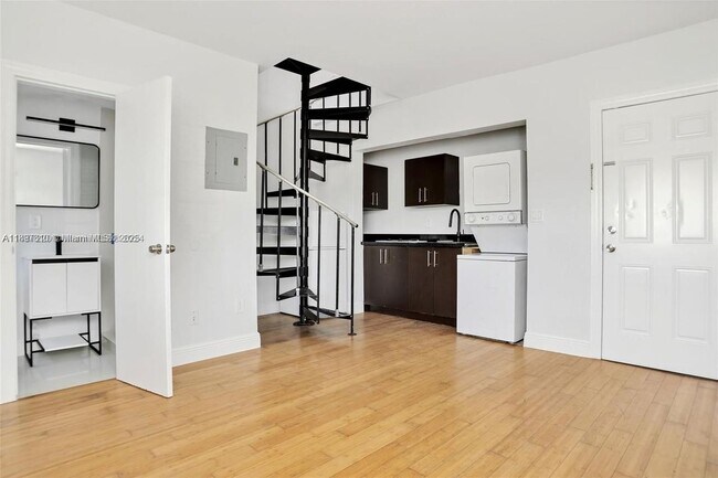 Building Photo - 7315 Carlyle Ave