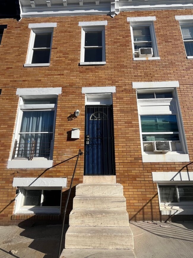 Building Photo - Renovated 3BR / 2BA Townhome for Rent – $1,325/month
