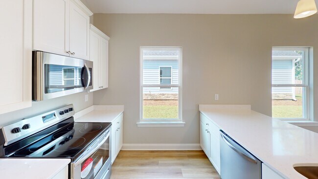 Building Photo - Midtown Oaks 13