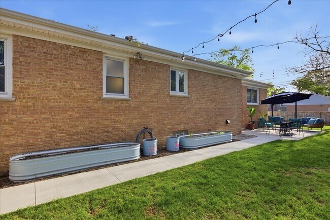 Building Photo - 9237 Lincolnwood Dr