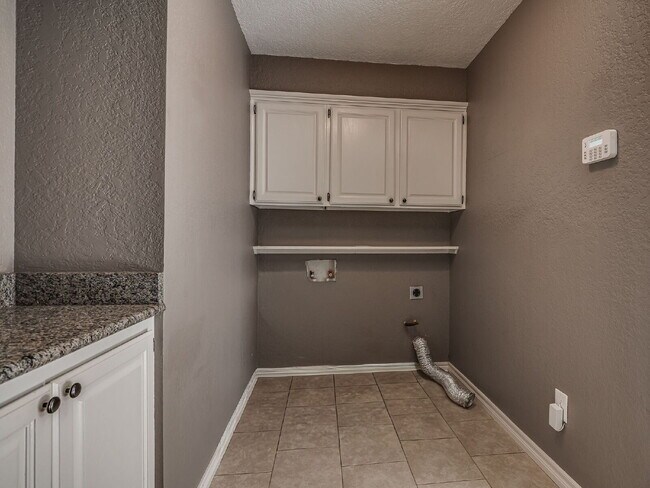 Building Photo - Immaculate Edmond Home with New Carpet and Storm Shelter!