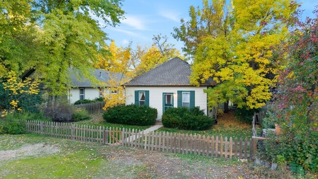 Building Photo - Charming house for rent, with laundry mach...
