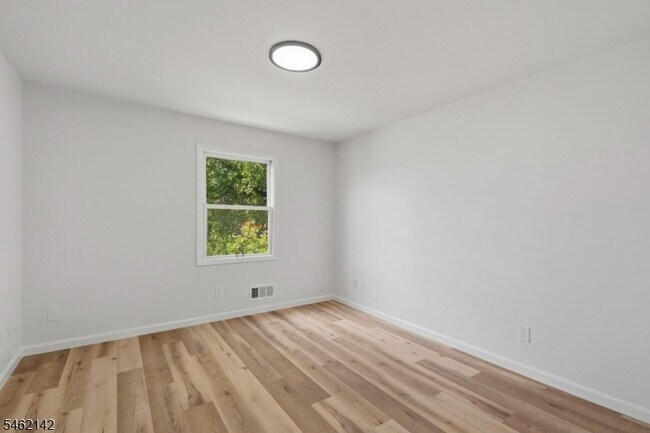 Building Photo - 363 2nd Ave
