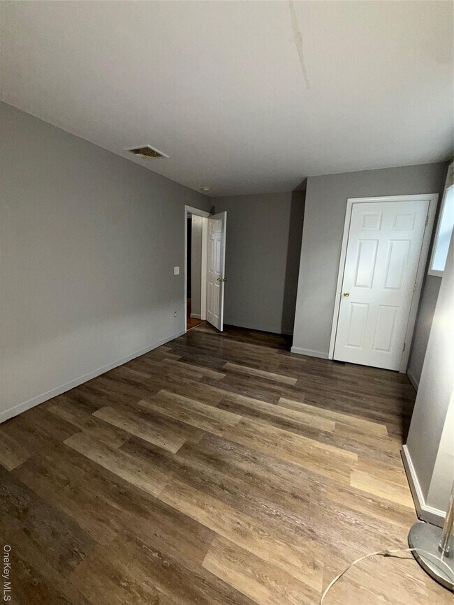 Building Photo - 54 Gifford Ave