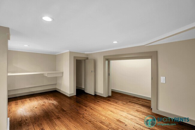 Building Photo - Pacific Heights: Remodeled Bi-Level Condo w/ Private Yard & Garage near Alta Vista Park