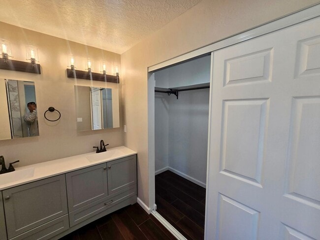 Building Photo - ***NEW*** 3-bedroom, 2-bath home in Albuquerque with all the modren finishes!