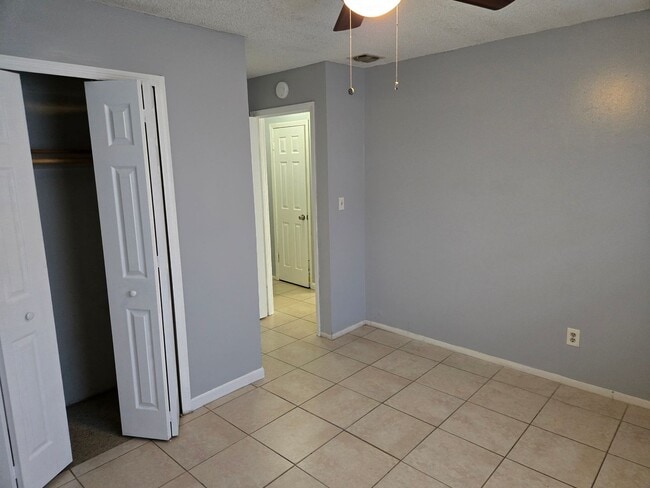 Building Photo - Cute and Convenient!