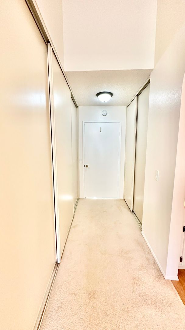 Building Photo - Beautiful, End Unit Condo, in the Very Des...