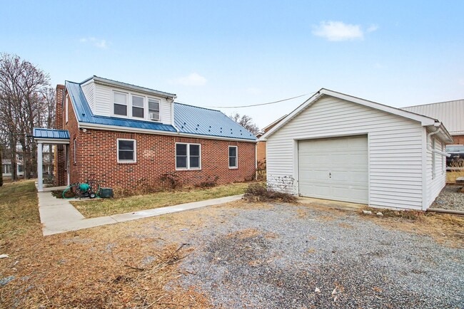 Building Photo - House For Rent