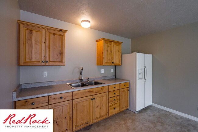 Building Photo - 5 Bedroom Pet Friendly Home!