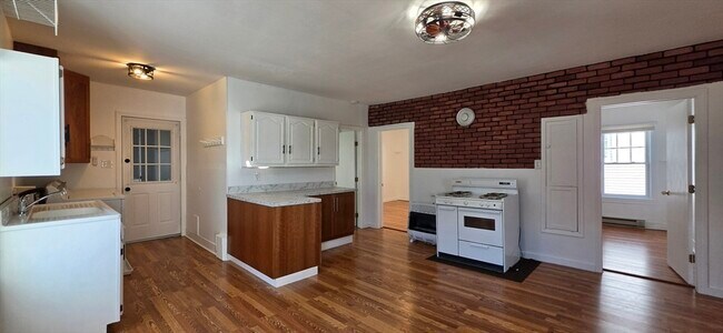 Building Photo - 14 Orient St