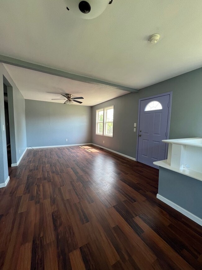 Building Photo - 3 bedroom 2 bath home with bonus room in O...