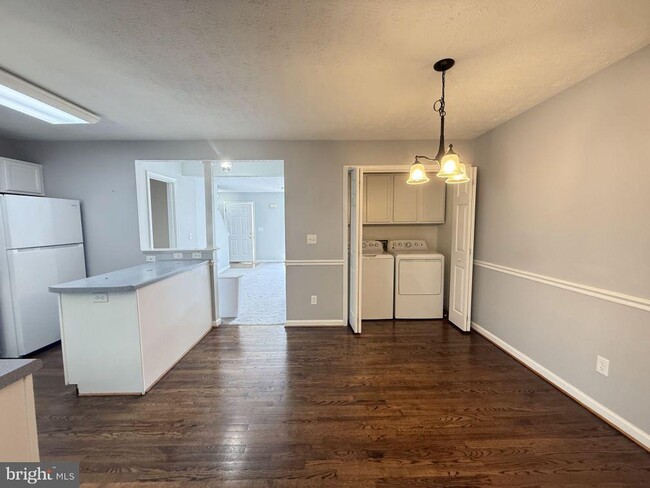 Building Photo - 301 Sutton Ct
