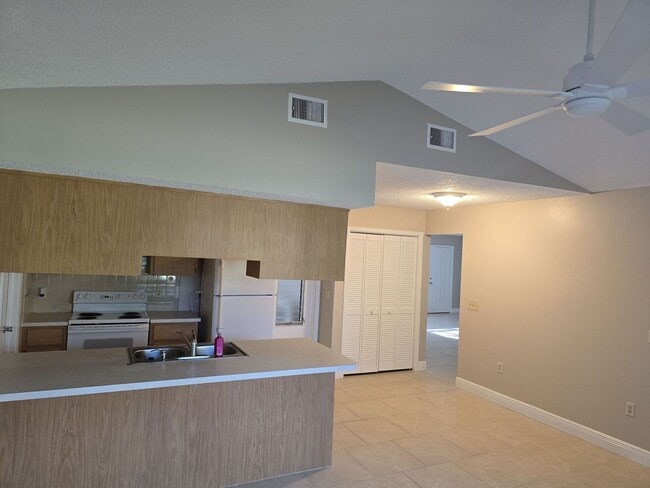 Building Photo - Beautuful 2 bedroom, 2 bath, 2 car garage rental home in Weeki Wachee!