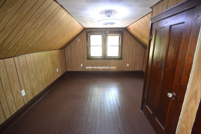 Building Photo - 2 bed 1 bath in Bond Hill