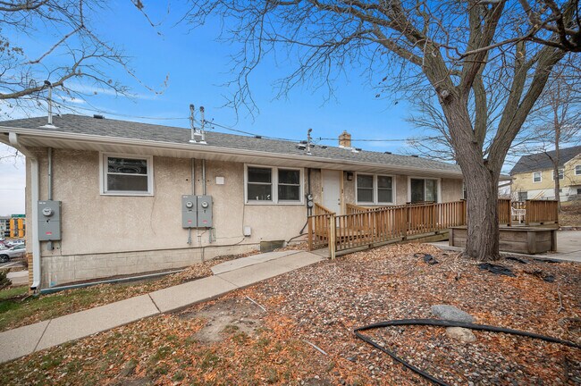 Building Photo - 248 Ruth St N