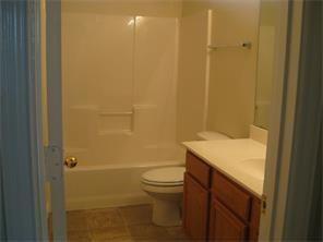 Building Photo - 10013 Lakeview Dr