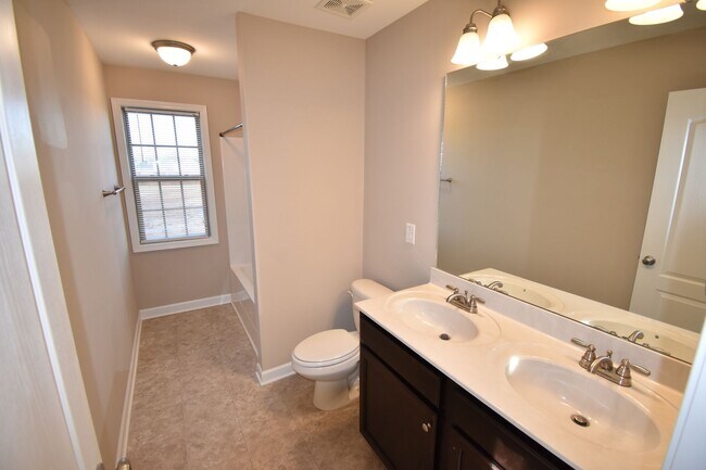 Building Photo - 4 Bedrooms and 2.5 Baths- PET CONSIDERED!