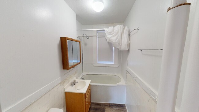 Building Photo - 9/1 No Fee! Split-style 2BR near Kenmore, BU, Northeastern, Longwood!