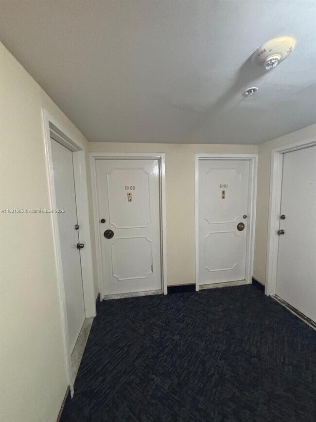 Building Photo - 999 Brickell Bay Dr