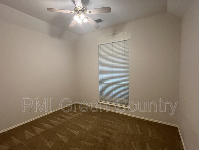 Building Photo - 305 N Aster Pl
