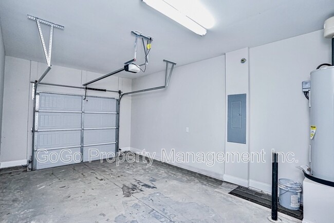 Building Photo - 206 Snow St