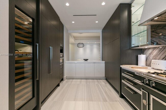 Building Photo - 17901 Collins Ave