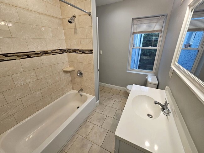 Building Photo - 2 Bedroom recently renovated Belmont Neigh...