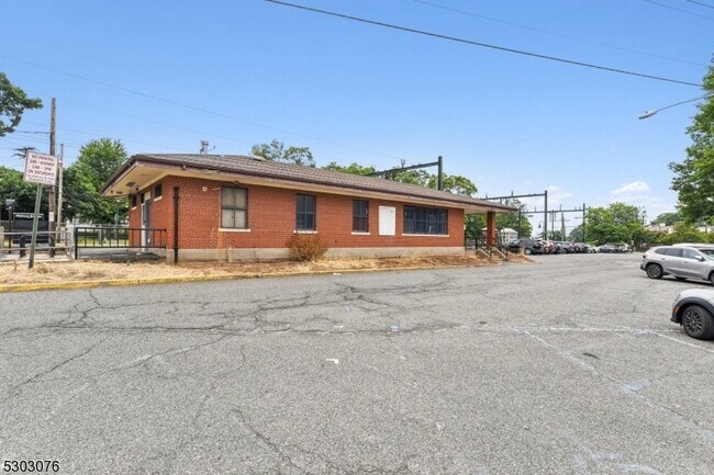 Building Photo - 90 Midland Ave