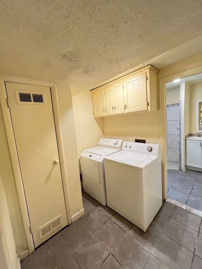 Building Photo - 2 bedroom MINIMALIST'S DREAM / all appliances with office