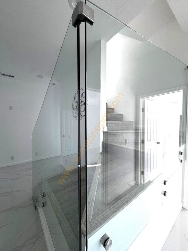 Building Photo - 696 E 9th St