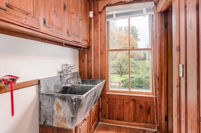 Building Photo - 110 Exeter Rd