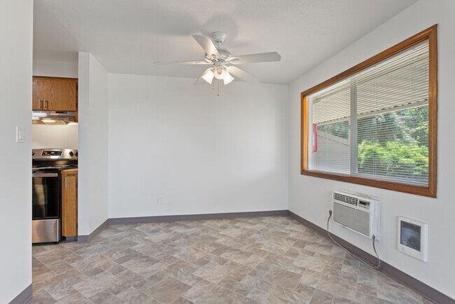 Building Photo - 2 bedroom one bath! Hurry Wont Last!