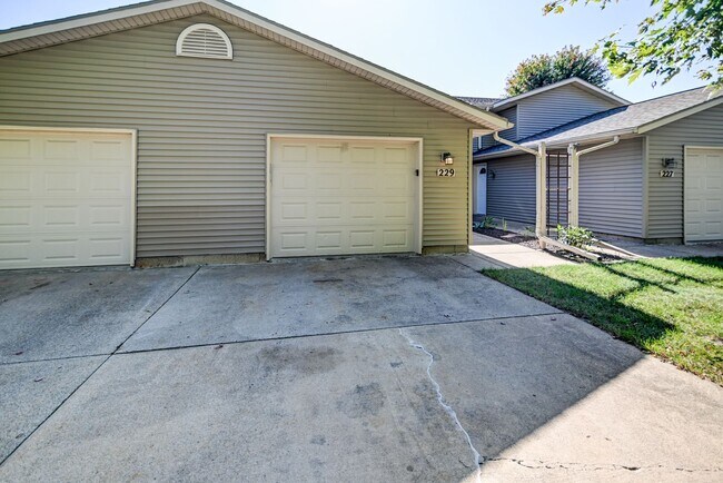 Building Photo - Broadway Drive - Sun Prairie
