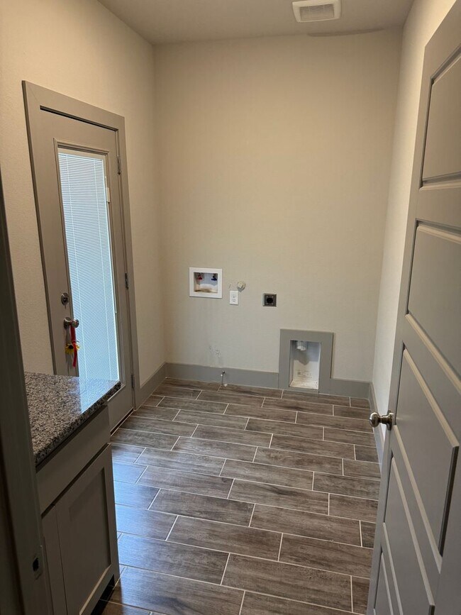 Building Photo - 3/2/2 Open concept and conveniently located for commuters