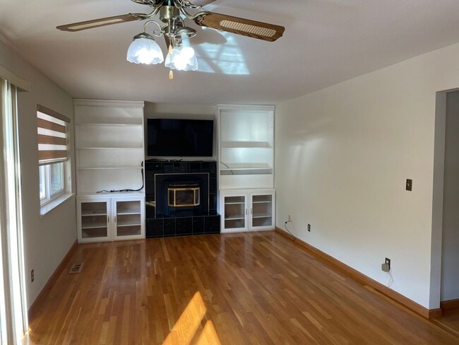 Building Photo - Large Foothills Home