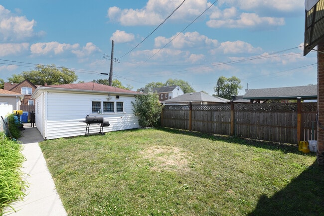 Building Photo - 5109 S Richmond St