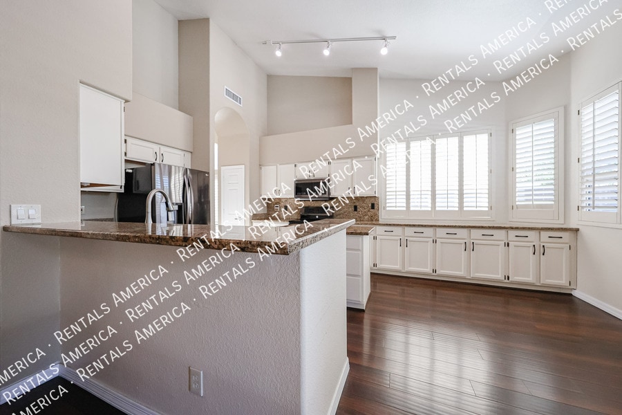 Building Photo - 6126 E Juniper Ave