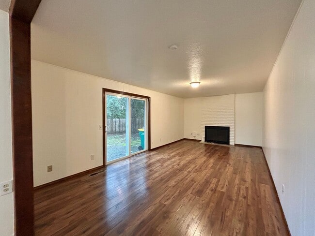 Building Photo - Timeless 5 Bed, 2.5 Bath Home - SW Beaverton