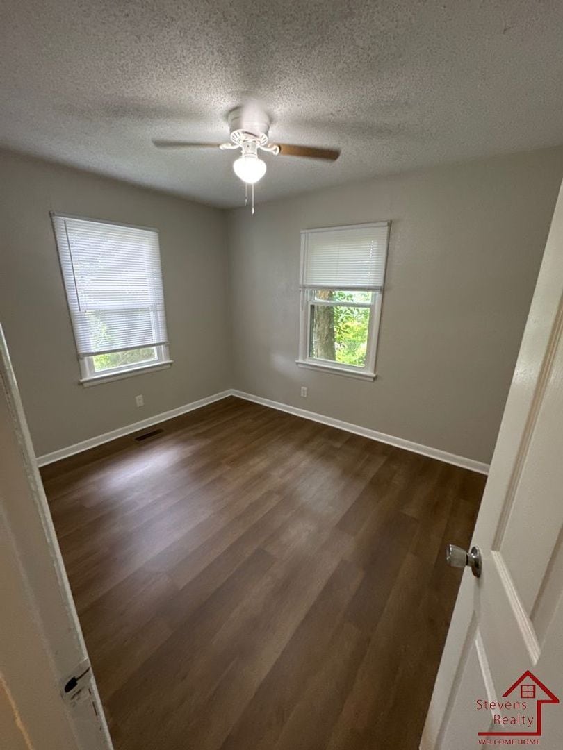 Building Photo - 712 Bronson St