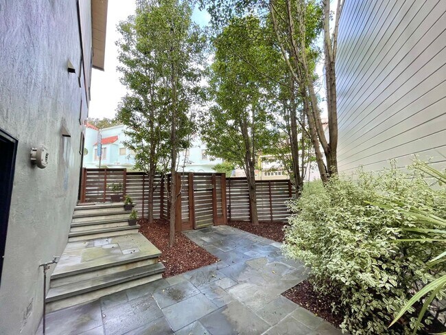 Building Photo - 3BR/2.5BA INCOMPARABLE Views!!! Prime Corona Heights Residence! 2 car parking and laundry! PROGRE...