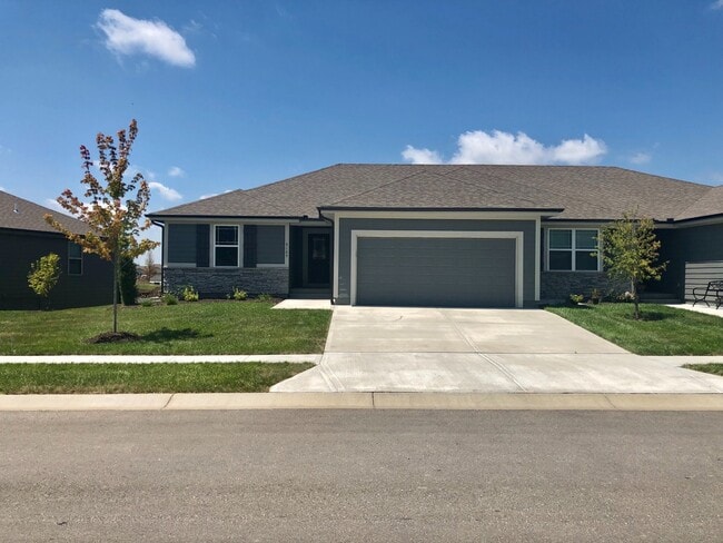 Primary Photo - 4 Bed Attached Villa in Blue Springs