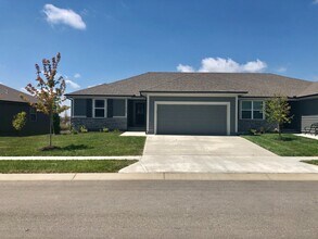 Building Photo - 4 Bed 2 Car Attached Villa in Blue Springs