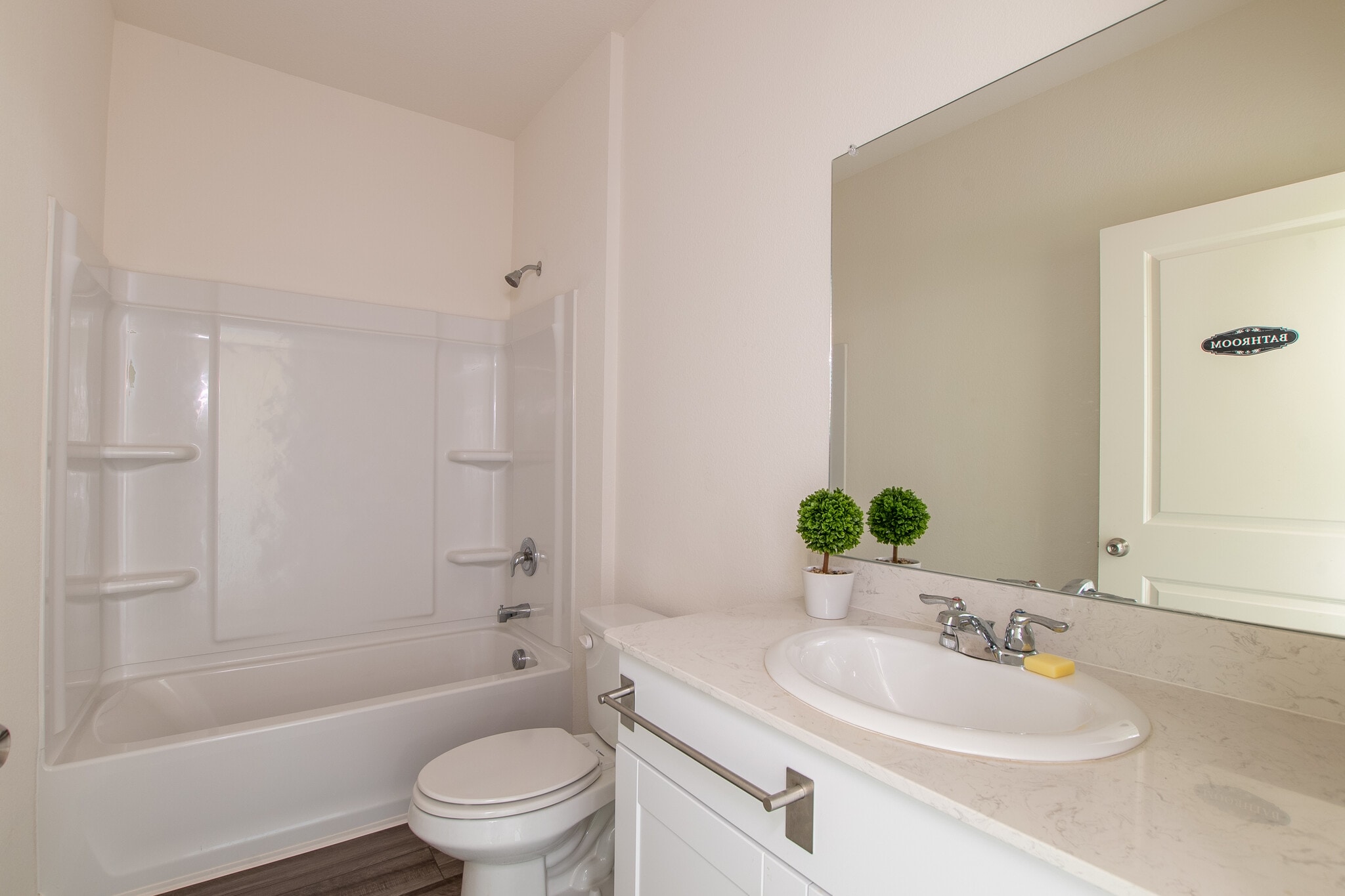 1st floor bathroom - 14141 Emeric St