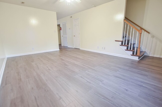 Building Photo - Pet Friendly Two Bedroom!